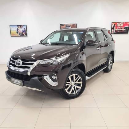 TOYOTA HILUX SW4 2.8 SRX 4X4 7 LUGARES 16V TURBO INTERCOOLER DIESEL 4P AUTOMÁTICO TOYOTA HILUX SW4 2.8 SRX 4X4 7 LUGARES 16V TURBO INTERCOOLER DIESEL 4P AUTOMÁTICO